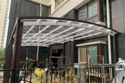 雨棚太高很脏怎么洗(雨棚太高很脏怎么洗干净)